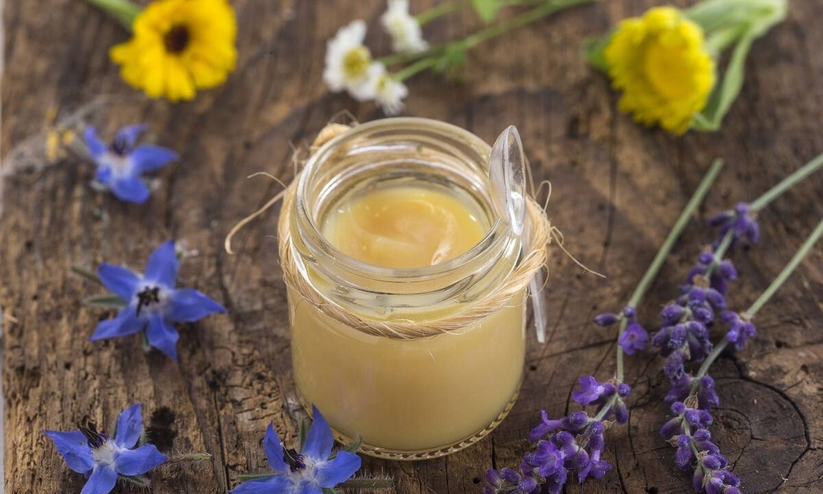 12 μοναδικά οφέλη του βασιλικού πολτού για την υγεία (video)