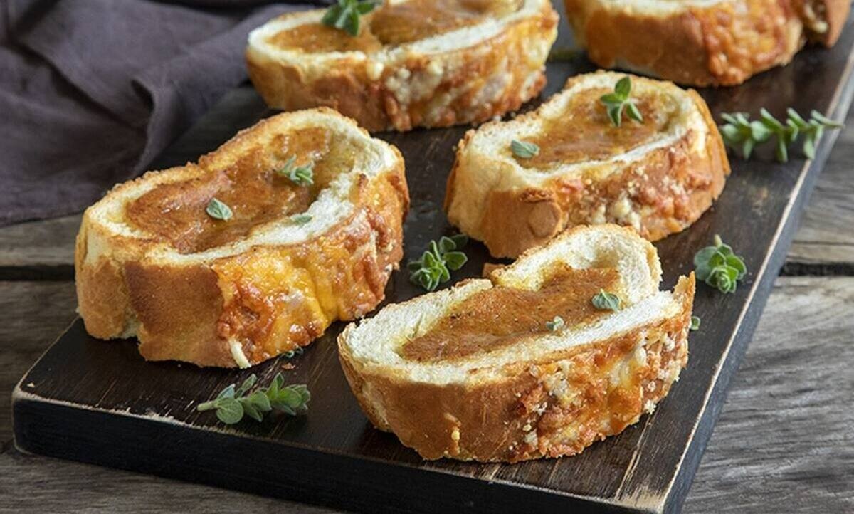 Γεμιστό σκορδόψωμο από τον Άκη Πετρετζίκη