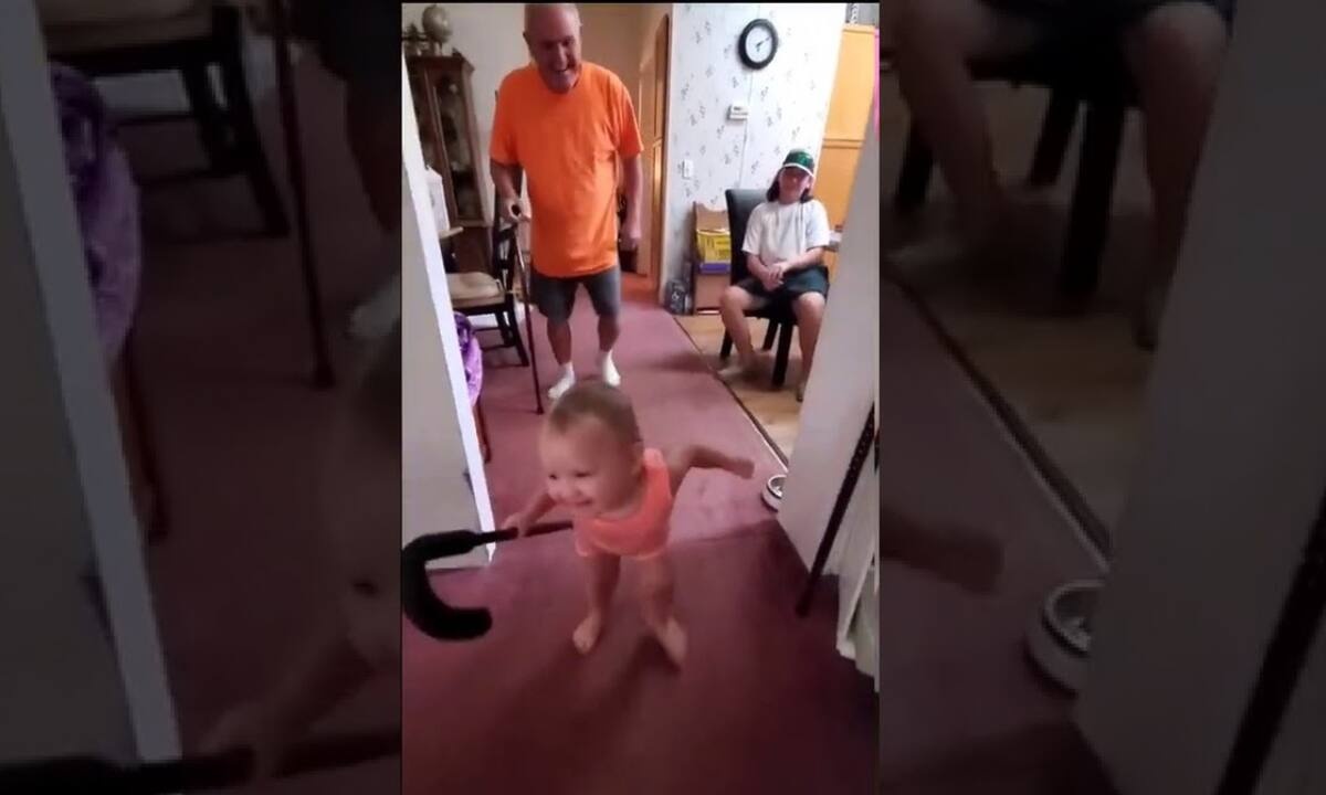 Νήπιο μιμείται τον παππού του και περπατάει με το μπαστούνι - Απολαυστικό βίντεο