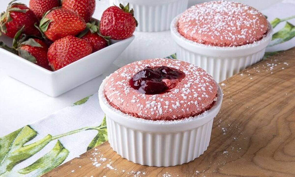 Σουφλέ με μαρμελάδα φράουλας από τον Άκη Πετρετζίκη