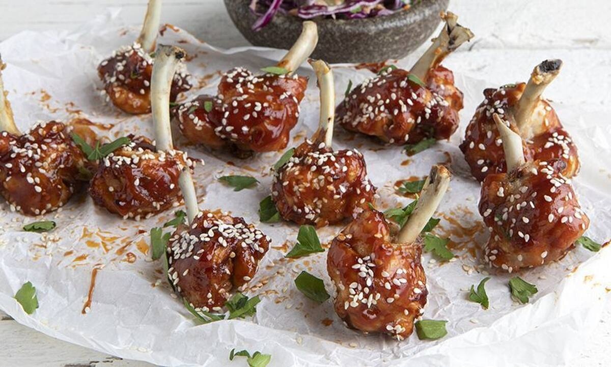 Φτερούγες κοτόπουλου με σάλτσα bbq (lollipops) από τον Άκη Πετρετζίκη