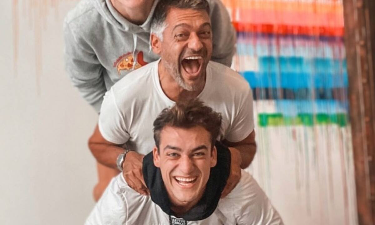 Στέλιος Κρητικός: Γεννήθηκε με ένα σημάδι στο χέρι - Έχει το ίδιο ο μεγάλος του γιος