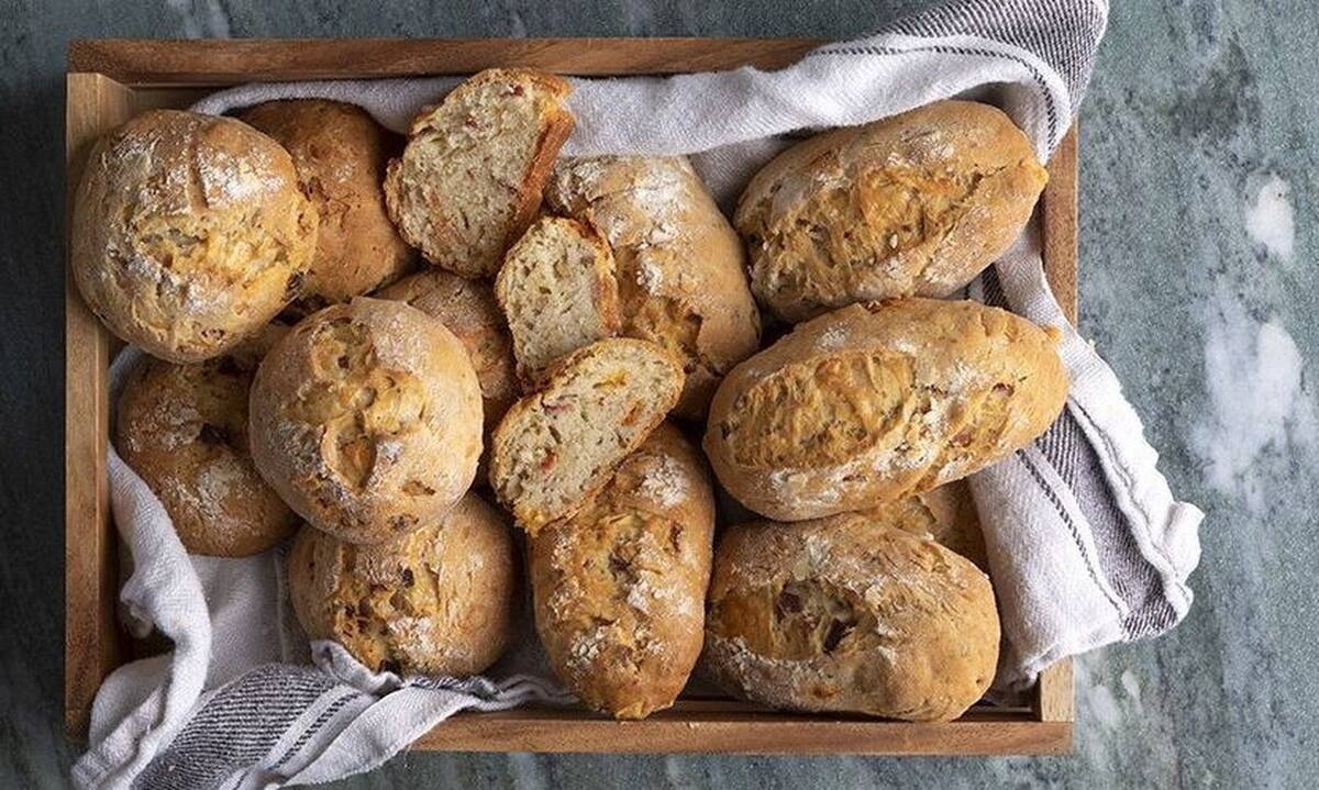 Εύκολα και νόστιμα ζαμπονοτυροψωμάκια από τον Άκη Πετρετζίκη