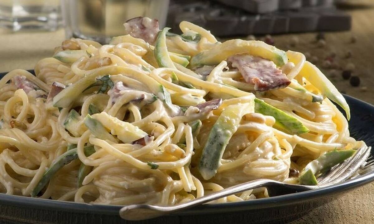 Καρμπονάρα με κολοκυθάκια από τον Άκη Πετρετζίκη