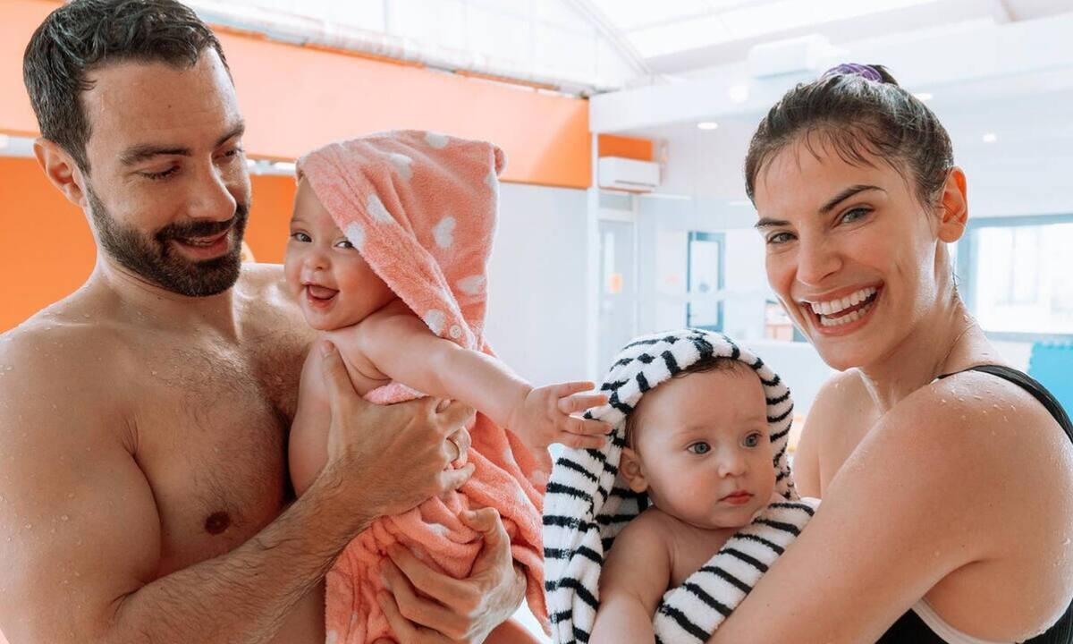 Χριστίνα Μπόμπα: Διαβάζει στις δίδυμες καθώς ταξιδεύουν πρώτη φορά με πλοίο