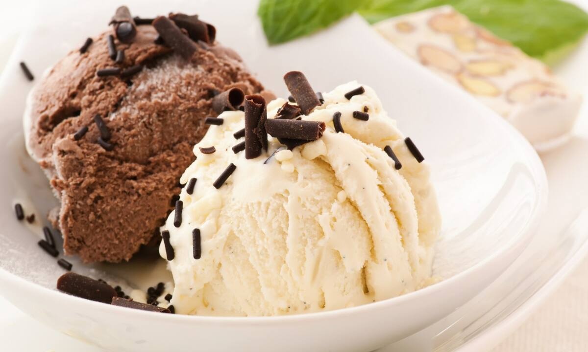Δύο συνταγές για παγωτό σοκολάτα - βανίλια χωρίς ζάχαρη και γάλα