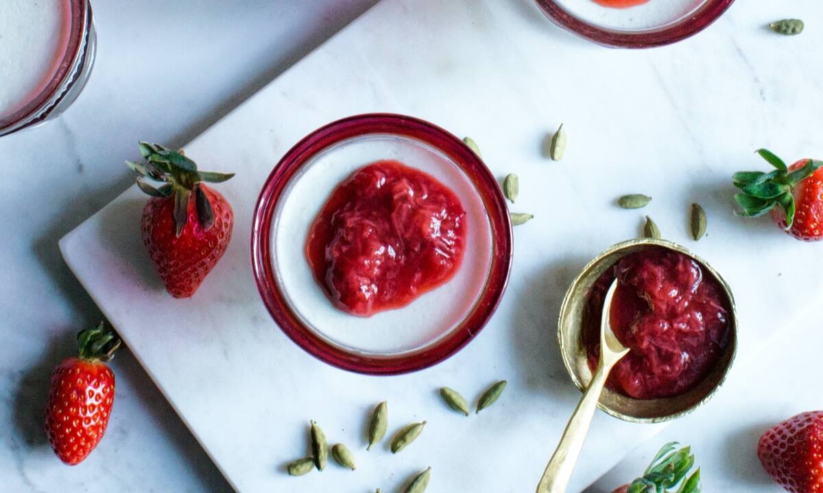 Απίθανο γλυκό ψυγείου με μπισκότα, ζελέ και κρέμα (vid)