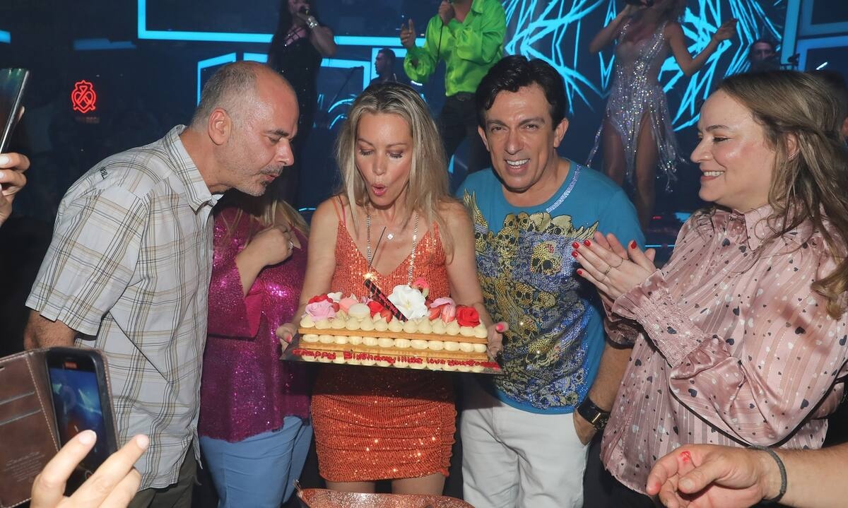 Άριελ Κωνσταντινίδη: Τα λαμπερά γενέθλια, το παγετένιο φόρεμα και η τούρτα... υπερπαραγωγή!