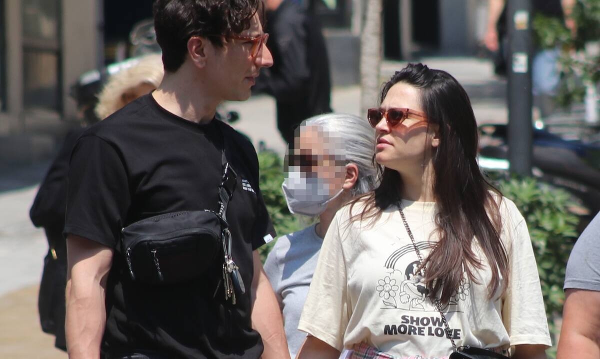 Μηνά- Σαράντης: Πιασμένοι χέρι χέρι στο κέντρο της Αθήνας – Η «Αγγελική» όπως δεν την έχεις ξαναδεί!