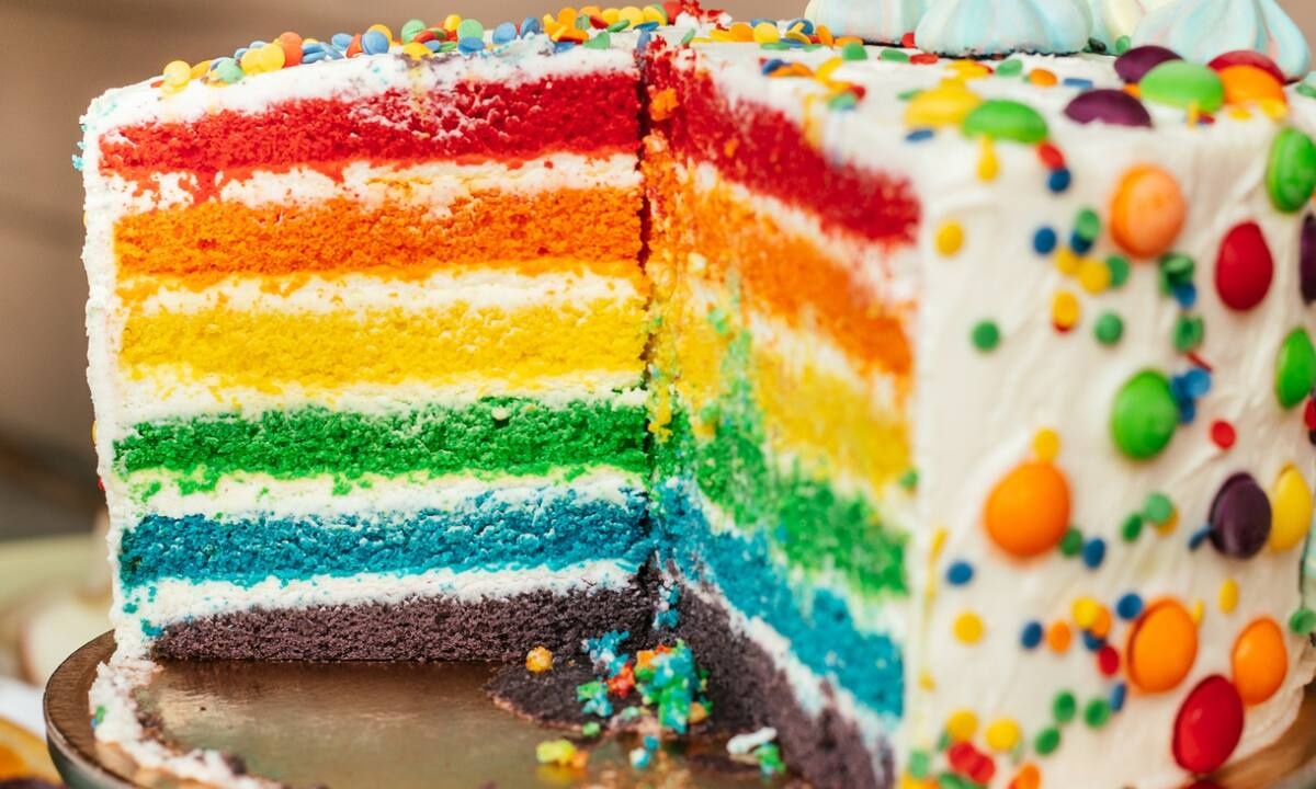 Πολύχρωμη τούρτα λεμόνι: Η τέλεια συνταγή που μπορείτε να φτιάξετε με το νήπιό σας