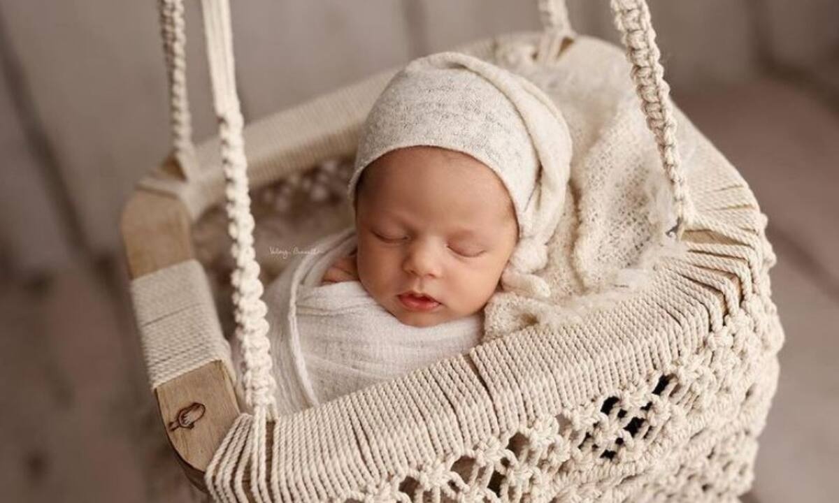 Νεογέννητα μωράκια μερικών ημερών σε απίθανες πόζες (εικόνες)