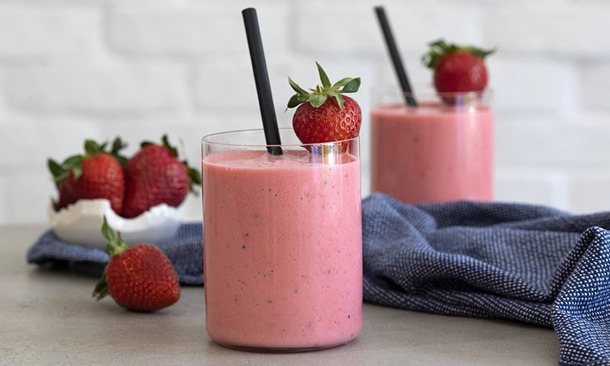 Smoothie με φράουλα και ακτινίδιο από τον Άκη Πετρετζίκη
