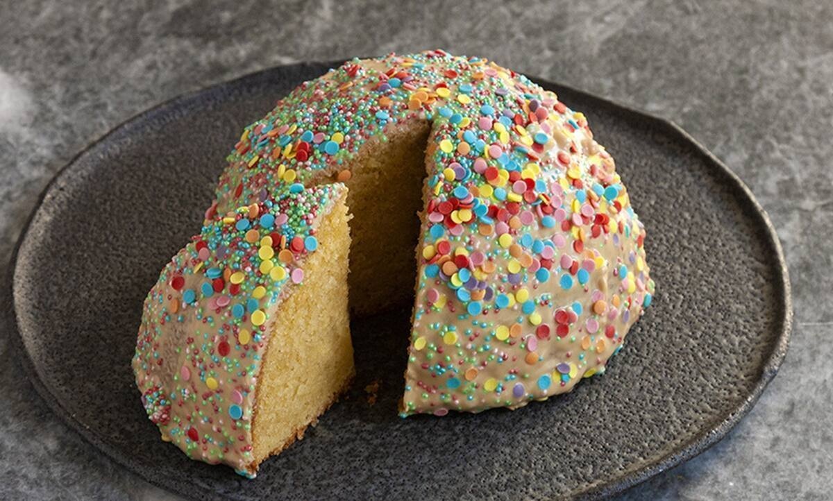 Κέικ με μαγικό γλάσο από τον Άκη Πετρετζίκη