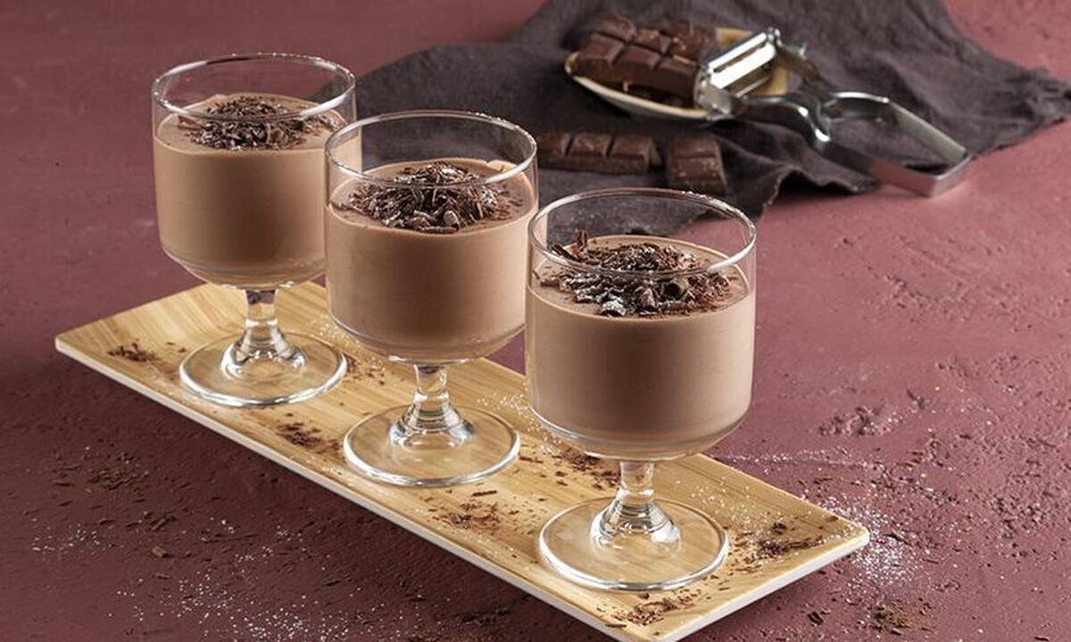 Μους σοκολάτας γάλακτος από τον Άκη Πετρετζίκη