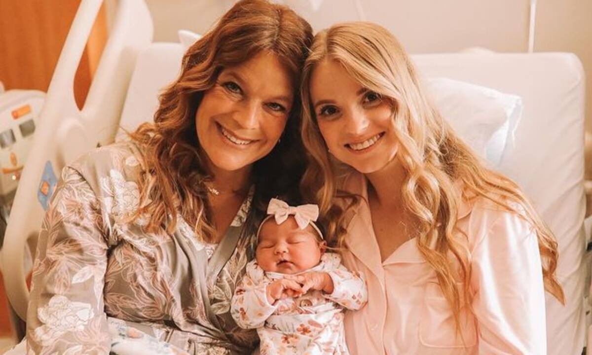 50χρονη μητέρα οχτώ παιδιών, γέννησε την εγγονή της