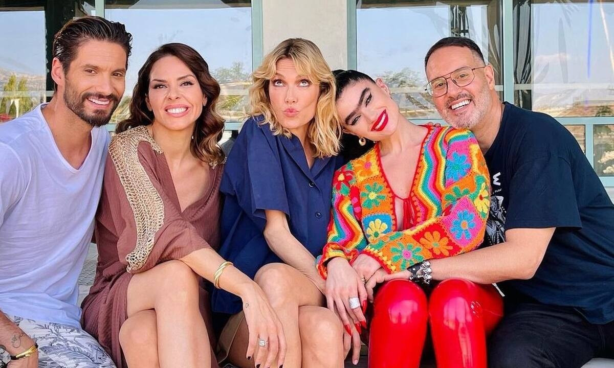 Βίκυ Καγιά: Ποζάρει για πρώτη φορά με την ανανεωμένη επιτροπή του GNTM!