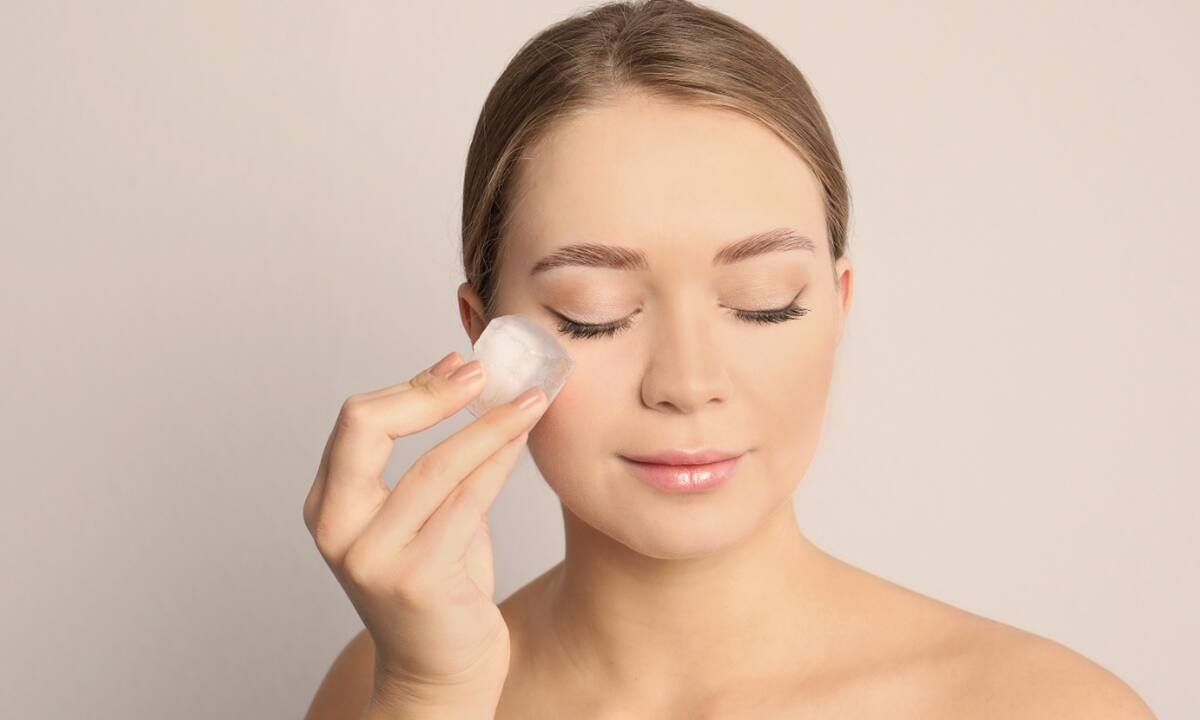 Πώς μπορείτε να αξιοποιήσετε τα παγάκια στη ρουτίνα ομορφιάς