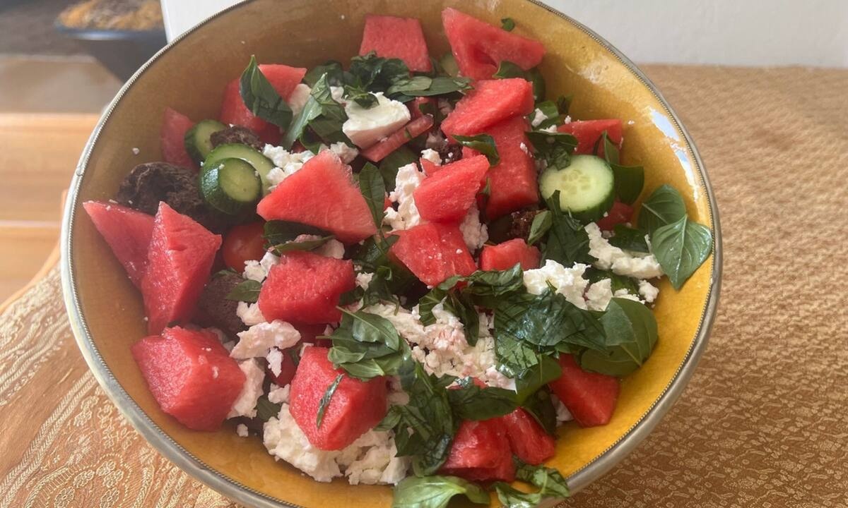Καλοκαιρινή δροσερή σαλάτα με καρπούζι (Γράφει η Majenco)
