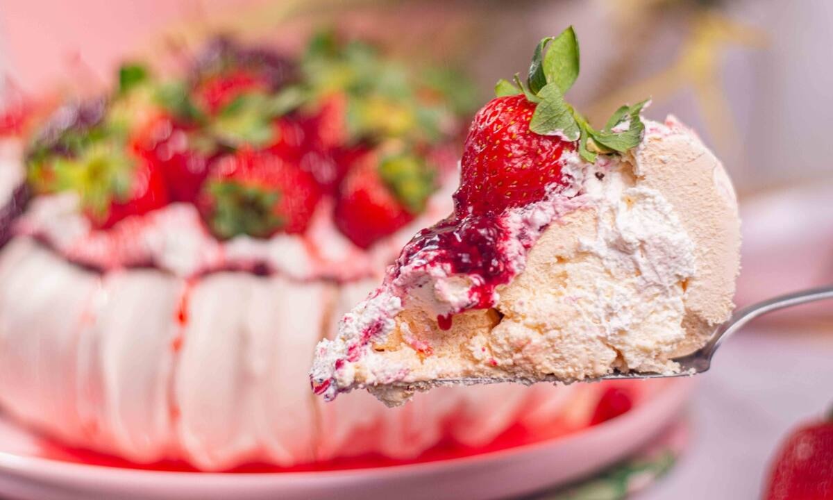 Αφράτη και γρήγορη πάβλοβα με υπέροχο σιρόπι φράουλας