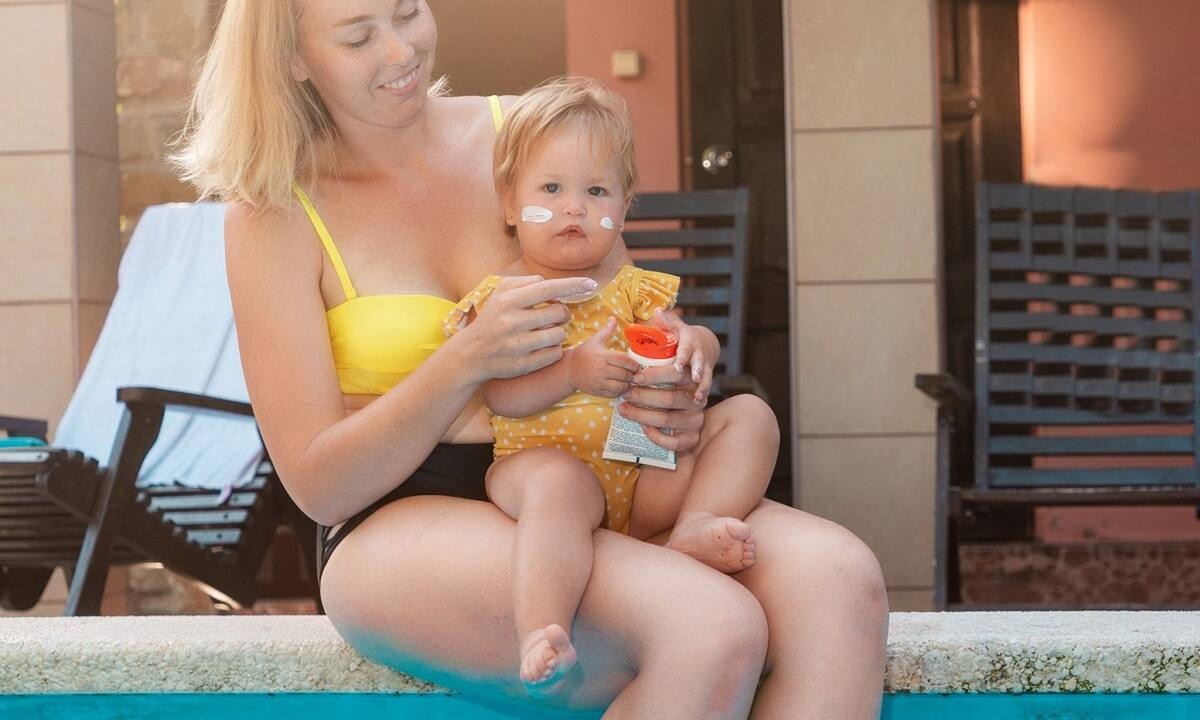 Πότε μπορούν τα μωρά να φορούν αντηλιακό και πώς να επιλέξουμε το κατάλληλο γ’ αυτά