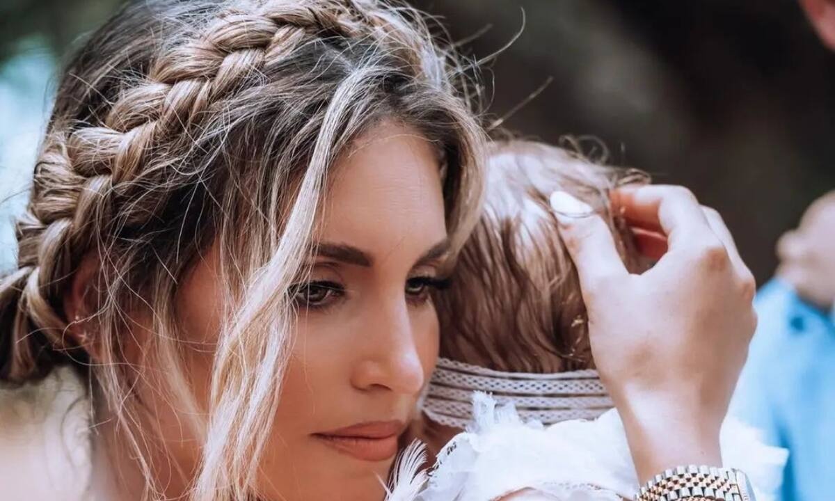 Αθηνά Οικονομάκου: Πώς θα κάνεις το χτένισμα που είδαμε στη βάπτιση της κόρης της