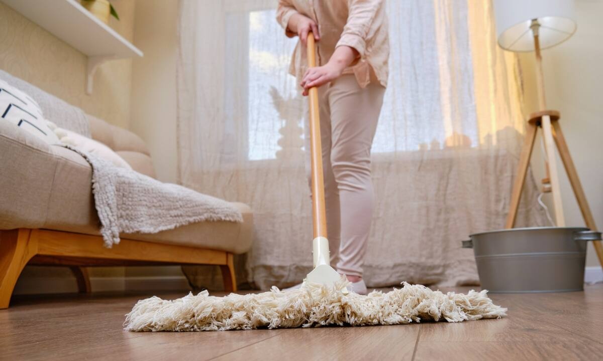 Τρία σπιτικά καθαριστικά για το ξύλινο πάτωμα
