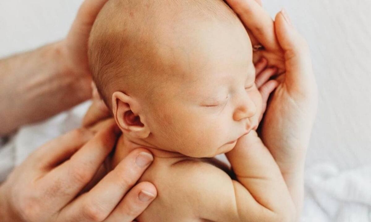 Μωράκια κοιμούνται γαλήνια στα χέρια των γονιών τους (εικόνες)