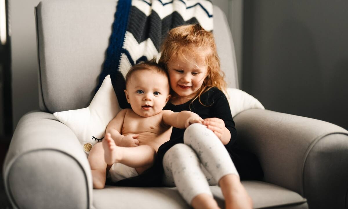 Όταν τα παιδιά παίζουν με τα νεογέννητα αδερφάκια τους (vid)