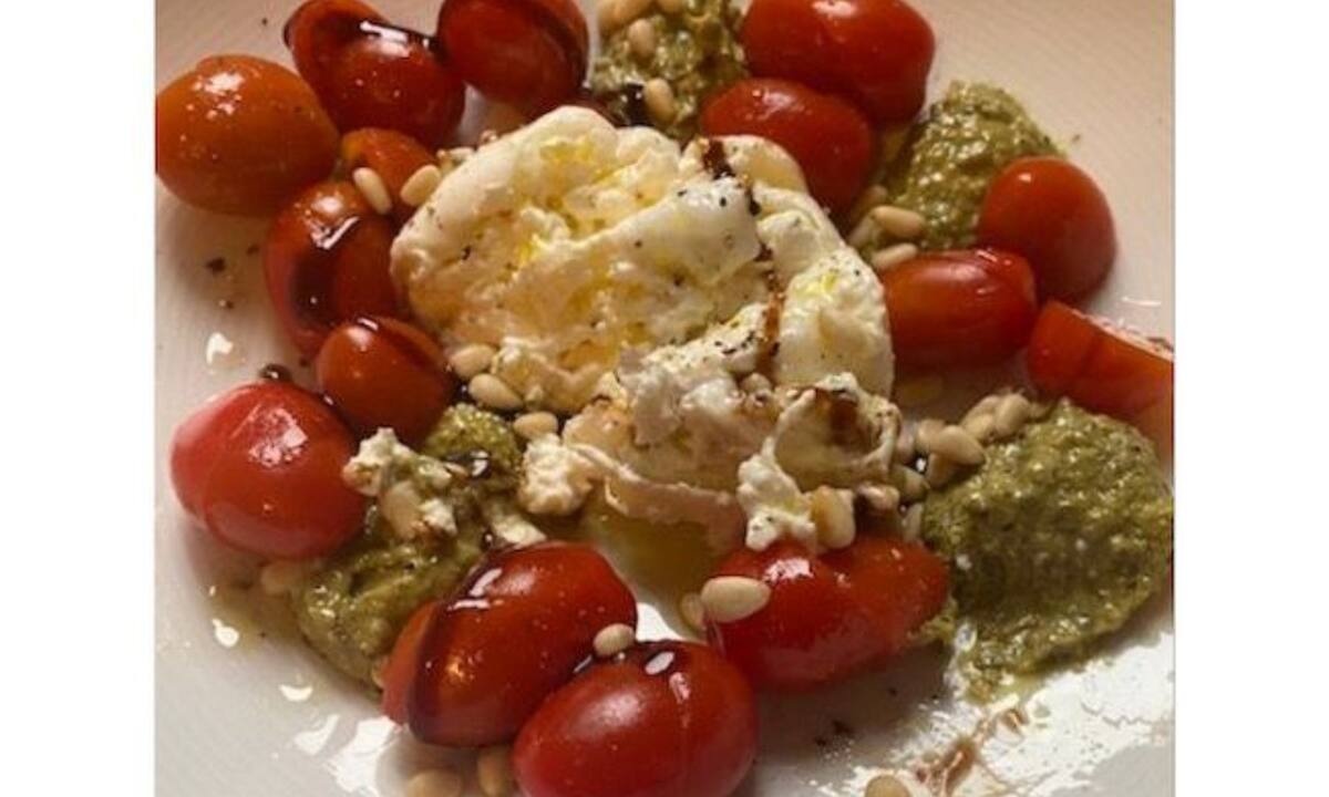 Η απόλυτη γευστική νόστιμη και δροσερή σαλάτα για το καλοκαίρι είναι η Burrata (Γράφει η Majenco)