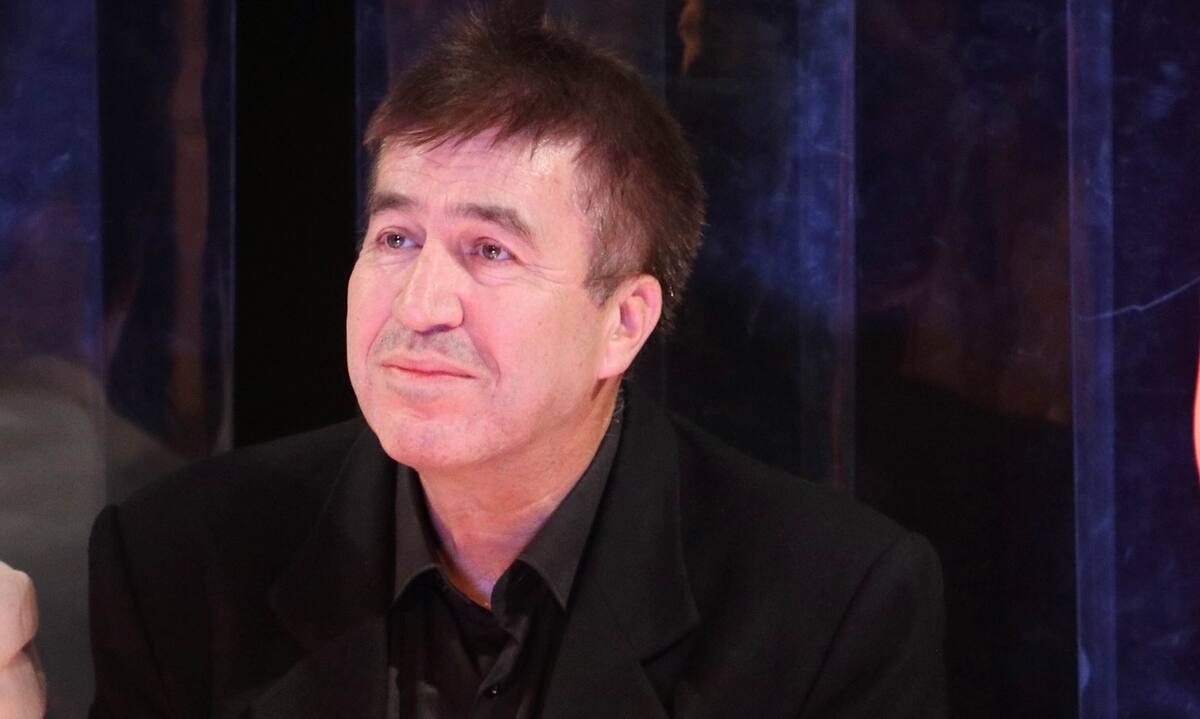 Θάνος Αλεξανδρής: Ο συγγραφέας μιλάει για την πολυαναμενόμενη σειρά «Αυτή η νύχτα μένει»