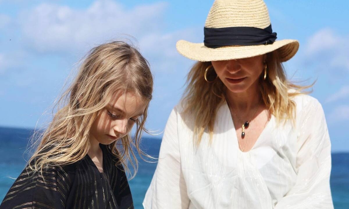 Ρούλα Ρέβη: Βόλτα με τα παιδιά της - Η τσάντα της κόρης της θα σας εντυπωσιάσει