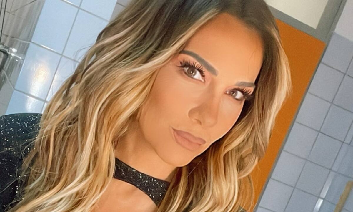 Βασίλης Μπισμπίκης: Ο ηθοποιός ποζάρει στον ώμο της Βανδή κι εκείνη του κάνει ερωτική εξομολόγηση