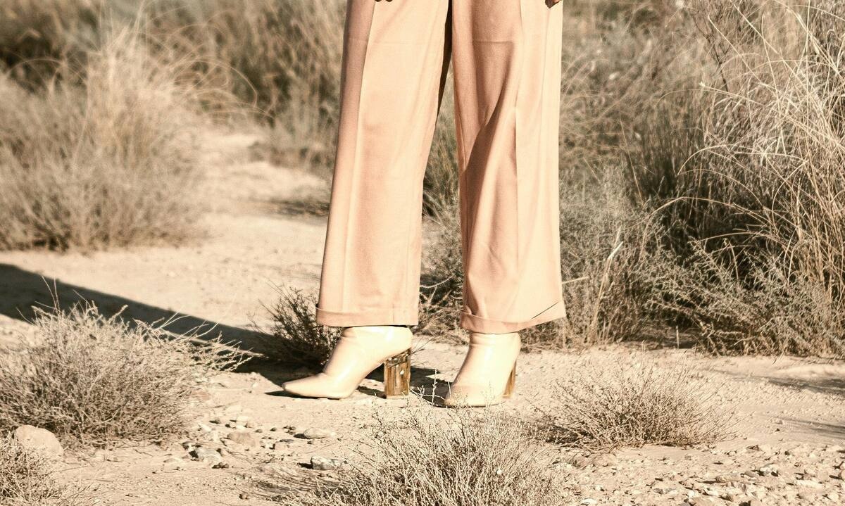 10 ανάλαφρα καλοκαιρινά παντελόνια που μπορείς να φοράς άνετα και στον καύσωνα