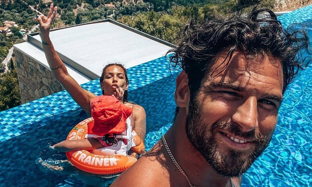 Ελένη Χατζίδου: Οικογενειακές διακοπές στη Λευκάδα - H Μελίτα κλέβει την παράσταση