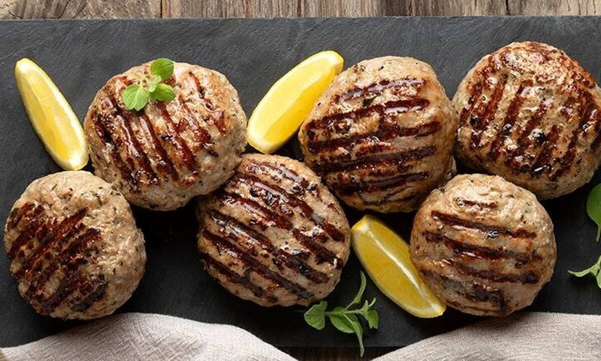 Μπιφτέκια στο bbq από τον Άκη Πετρετζίκη