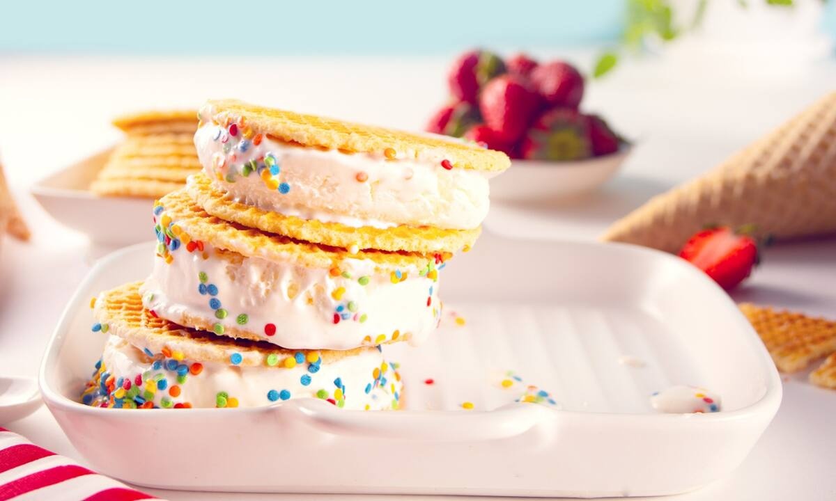 Παγωτό σάντουιτς με 3 υλικά και μπισκότα μπι μπερ