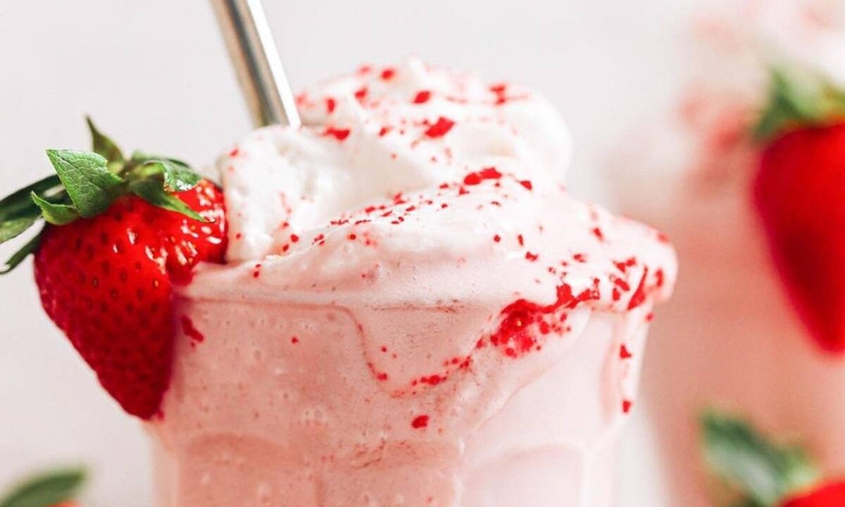 Η απόλυτη συνταγή για το πιο δροσιστικό milkshake φράουλας