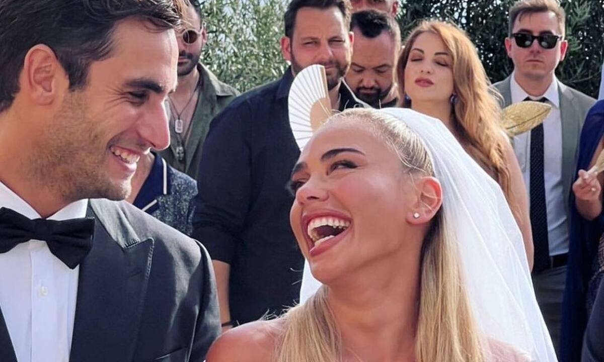 Κόνι Μεταξά: Η φαντασμαγορική είσοδος στο wedding party, τα πυροτεχνήματα και το καπέλο της νύφης