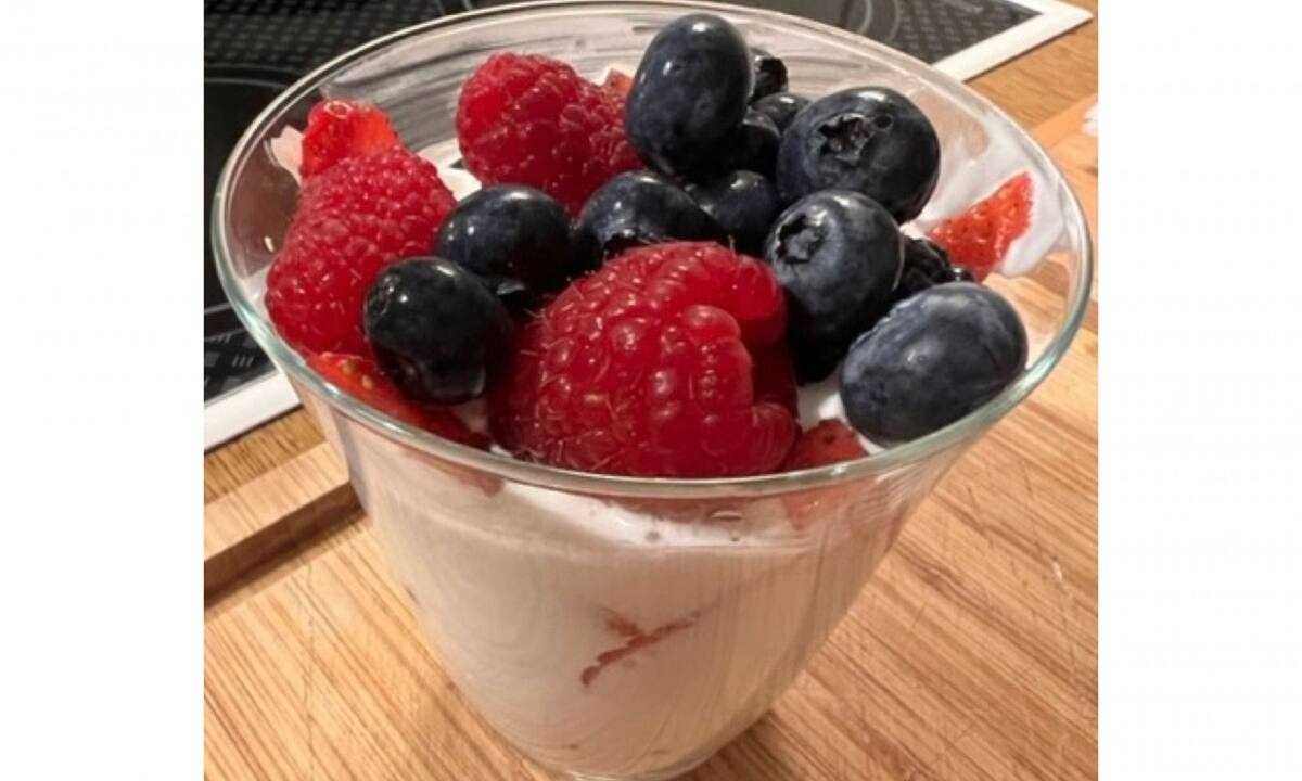 Το απόλυτο επιδόρπιο με χαμηλούς υδατάνθρακες είναι η μους Μασκαρπόνε με μούρα (Γράφει η Majenco)