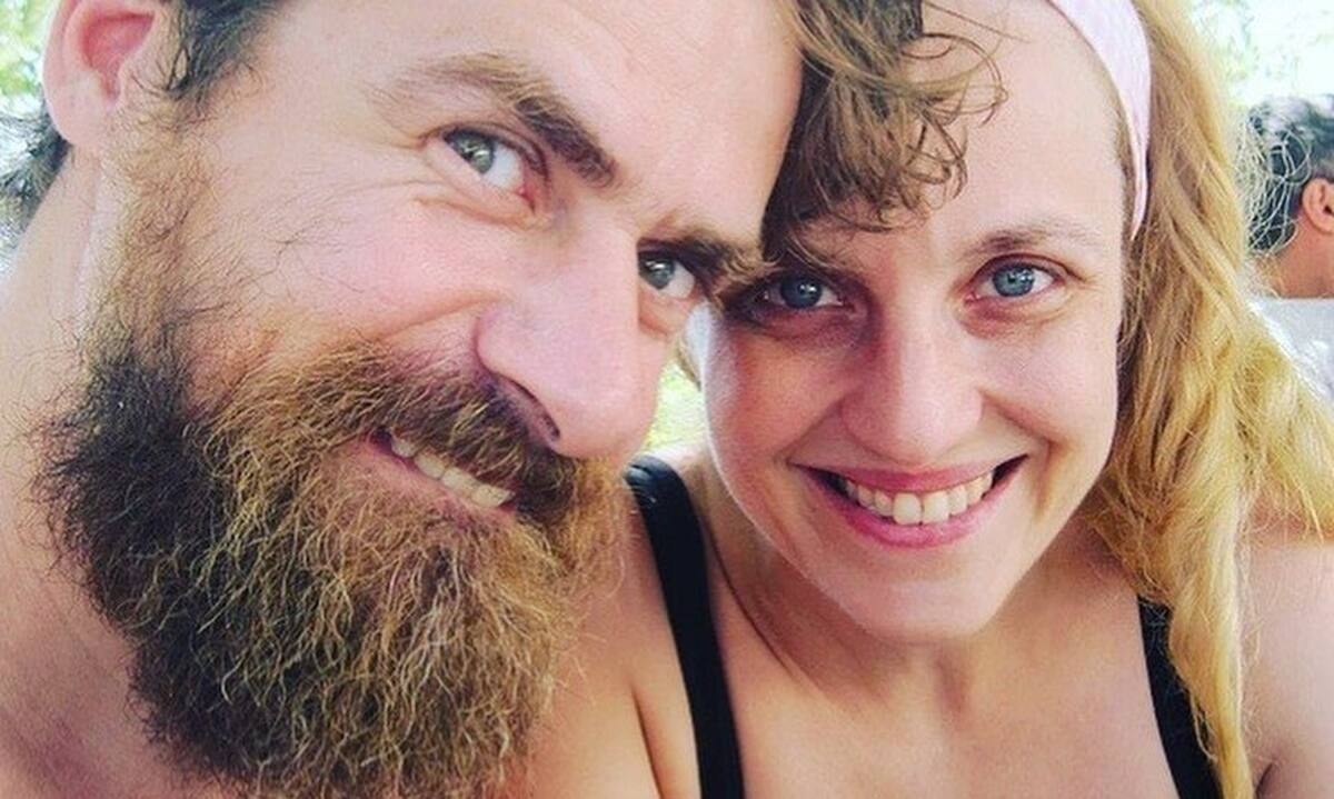 Λάλος: Ξεκίνησε διακοπές με τη σύζυγό και την κόρη του - Η «μαγευτική» φωτό με φόντο το ουράνιο τόξο