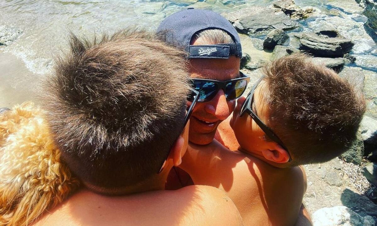 Γιώργος Λιάγκας: Άρχισαν οι διακοπές με τους γιους του - Φώτο από τη Μύκονο