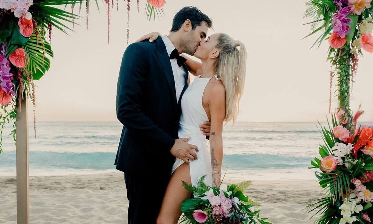 Μεταξά - Καπότσης: Αυτά είναι τα minimal στέφανα του γάμου τους (photos)