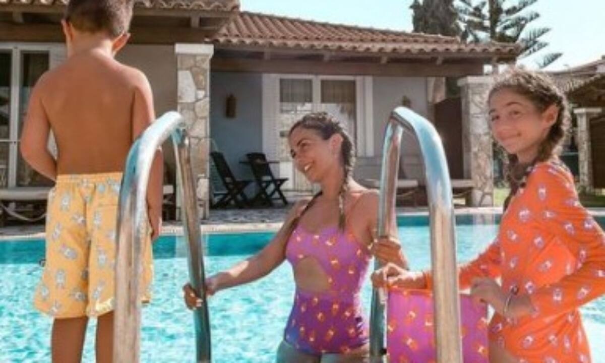 Αγγελική Δαλιάνη: Οι οικογενειακές διακοπές συνεχίζονται… από την Κυλλήνη στην Τήνο (εικόνες)