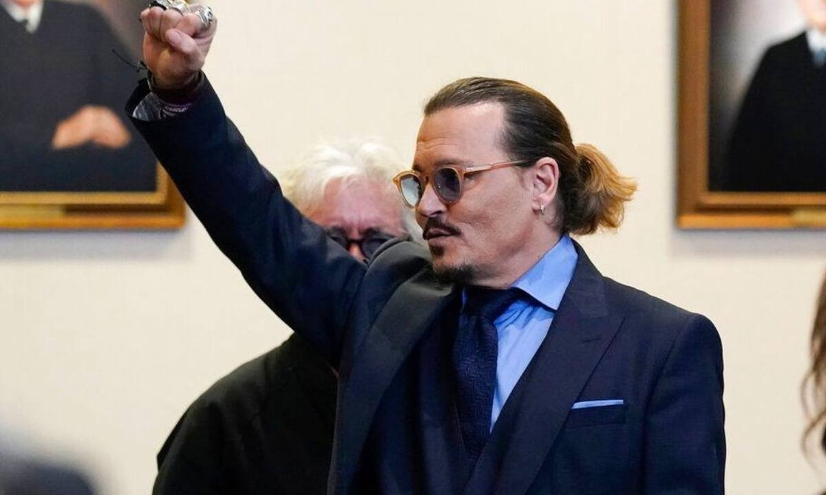 Ο Johnny Depp με κοκκινομάλλα καλλονή μετά το τέλος της δικαστικής διαμάχης με την Amber Heard