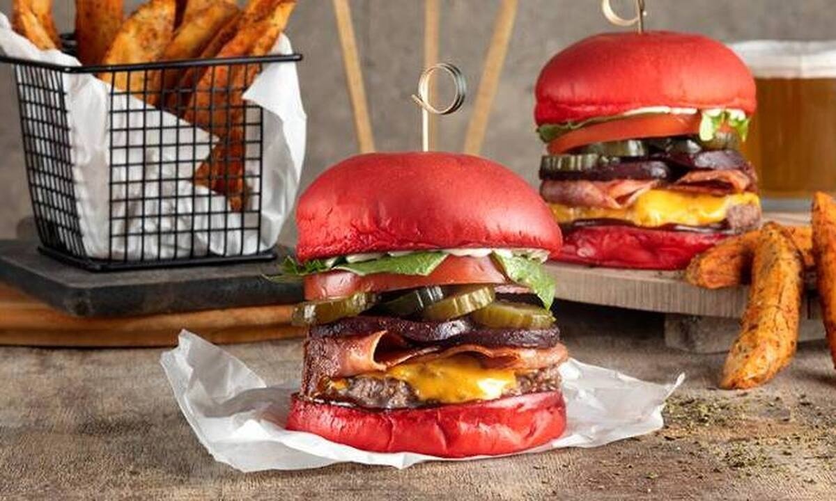 Love at first bite burger από τον Άκη Πετρετζίκη