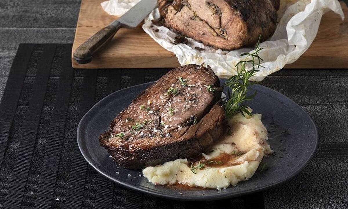 Γεμιστό μοσχαρίσιο ρολό με μανιτάρια και τυρί από τον Άκη Πετρετζίκη