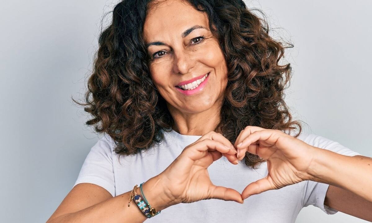 Το ταμπού της εμμηνόπαυσης και το βάρος του στίγματος - Τα συμπτώματα και η ορμονική θεραπεία