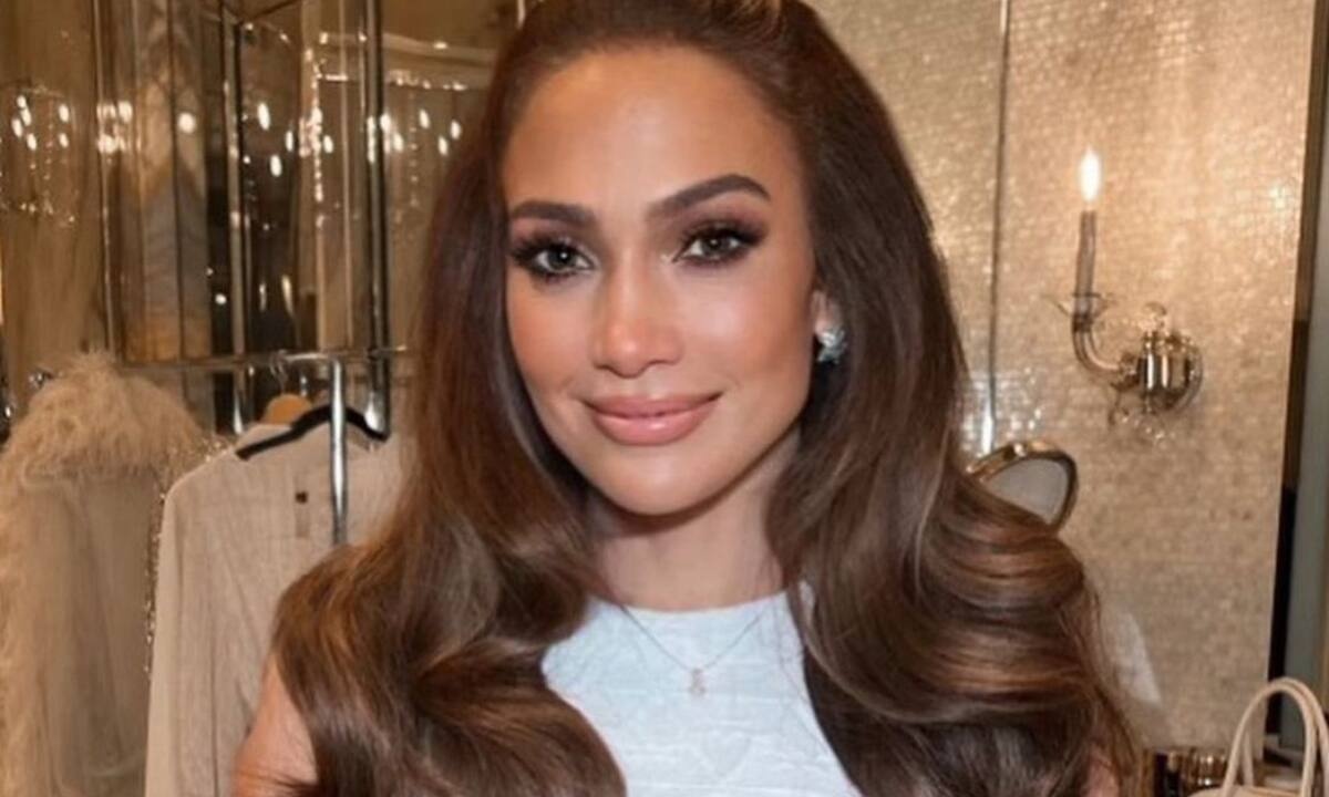 Όλοι μιλάνε για το μυστήριο με το πρώτο νυφικό της JLo