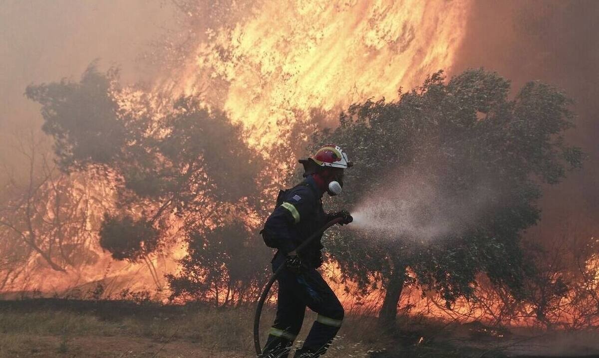 Κρίσιμες ώρες για τη φωτιά στην ανατολική Αττική - Αγωνία για αναζωπυρώσεις λόγω ανέμων
