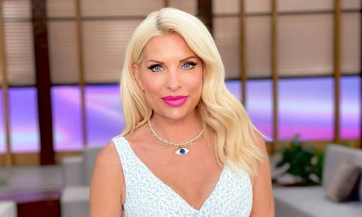 Ελένη Μενεγάκη: Η απίθανη φωτογραφία με λευκό μπικίνι στην Άνδρο- Είναι πανέμορφη!